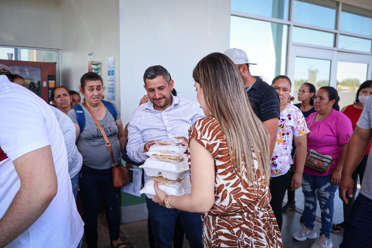 Familiares de pacientes del Hospital de la Mujer reciben alimento caliente a través de Alajibua del DIF Culiacán