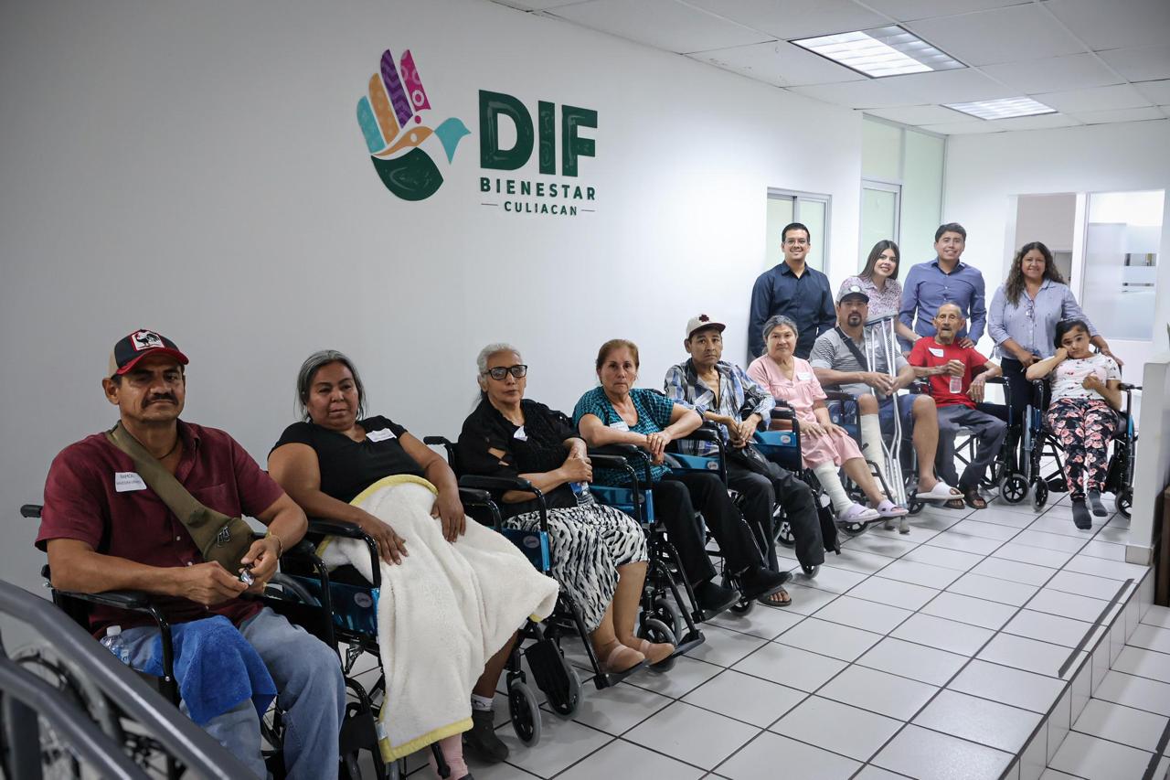 DIF Bienestar Culiacán entrega sillas de ruedas a personas en situación de vulnerabilidad