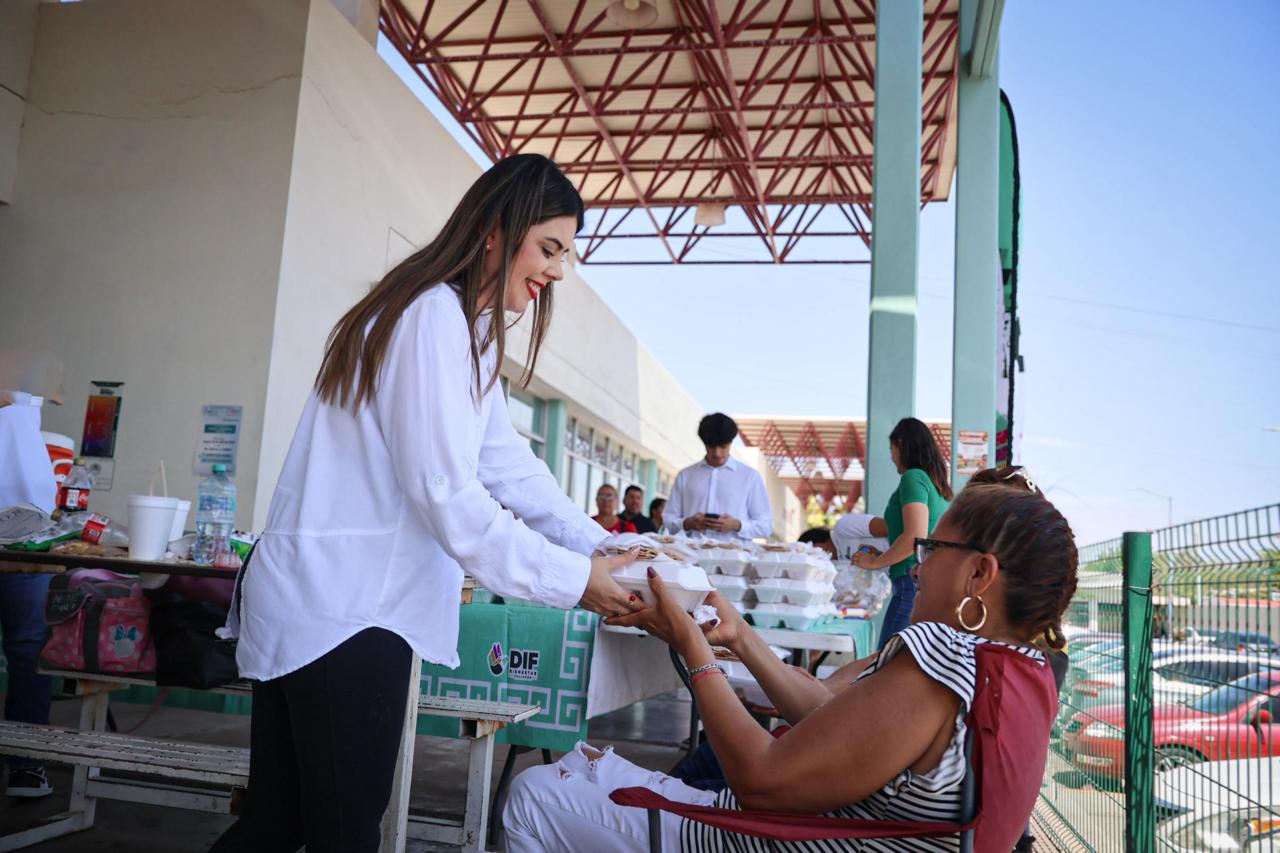 Lleva Alajibua de DIF Culiacán alimento caliente a familiares de pacientes del Hospital de la Mujer