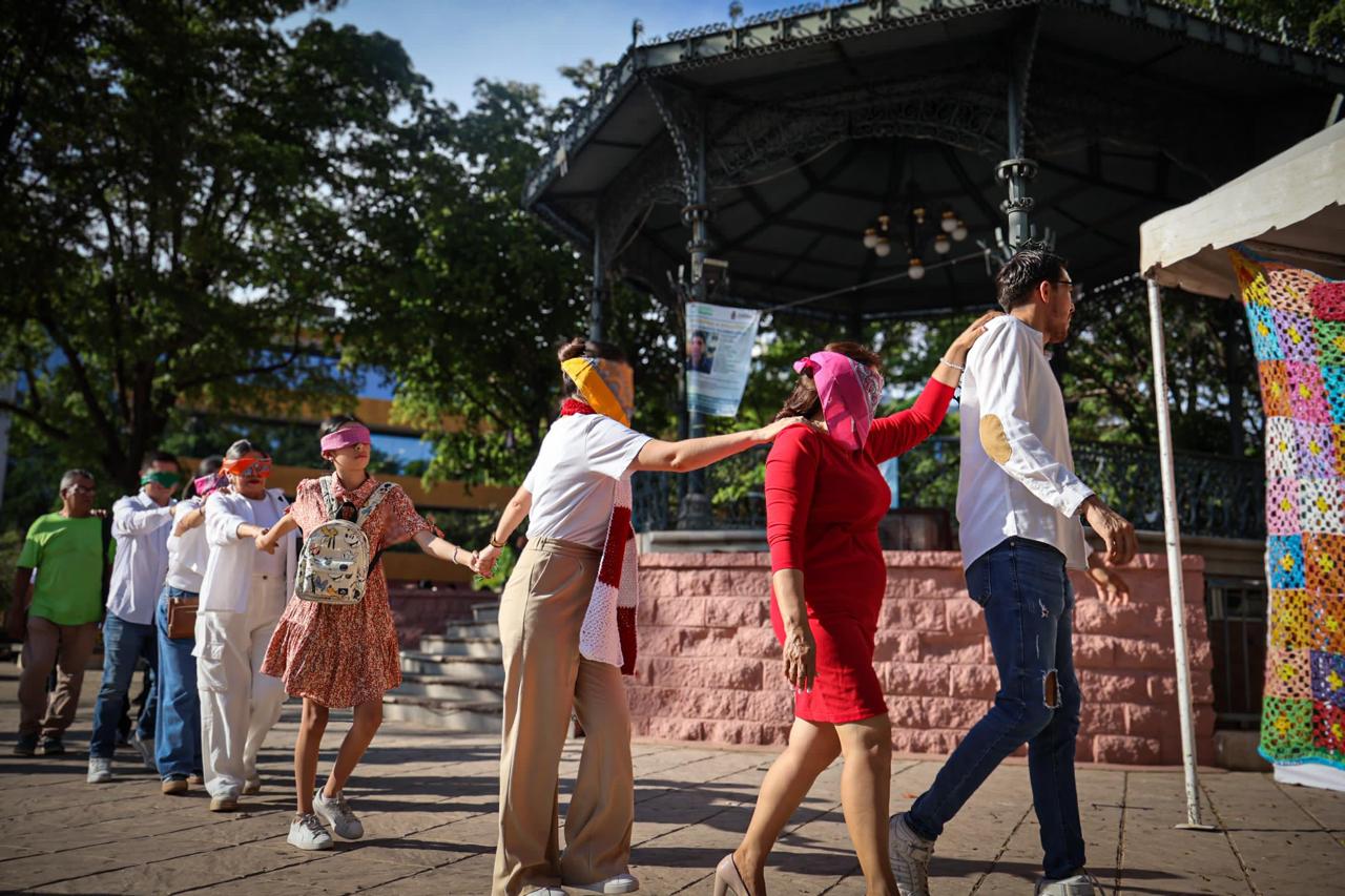 Tejen grafiti por la inclusión: DIF Culiacán conmemora el Día Internacional de la Sordoceguera