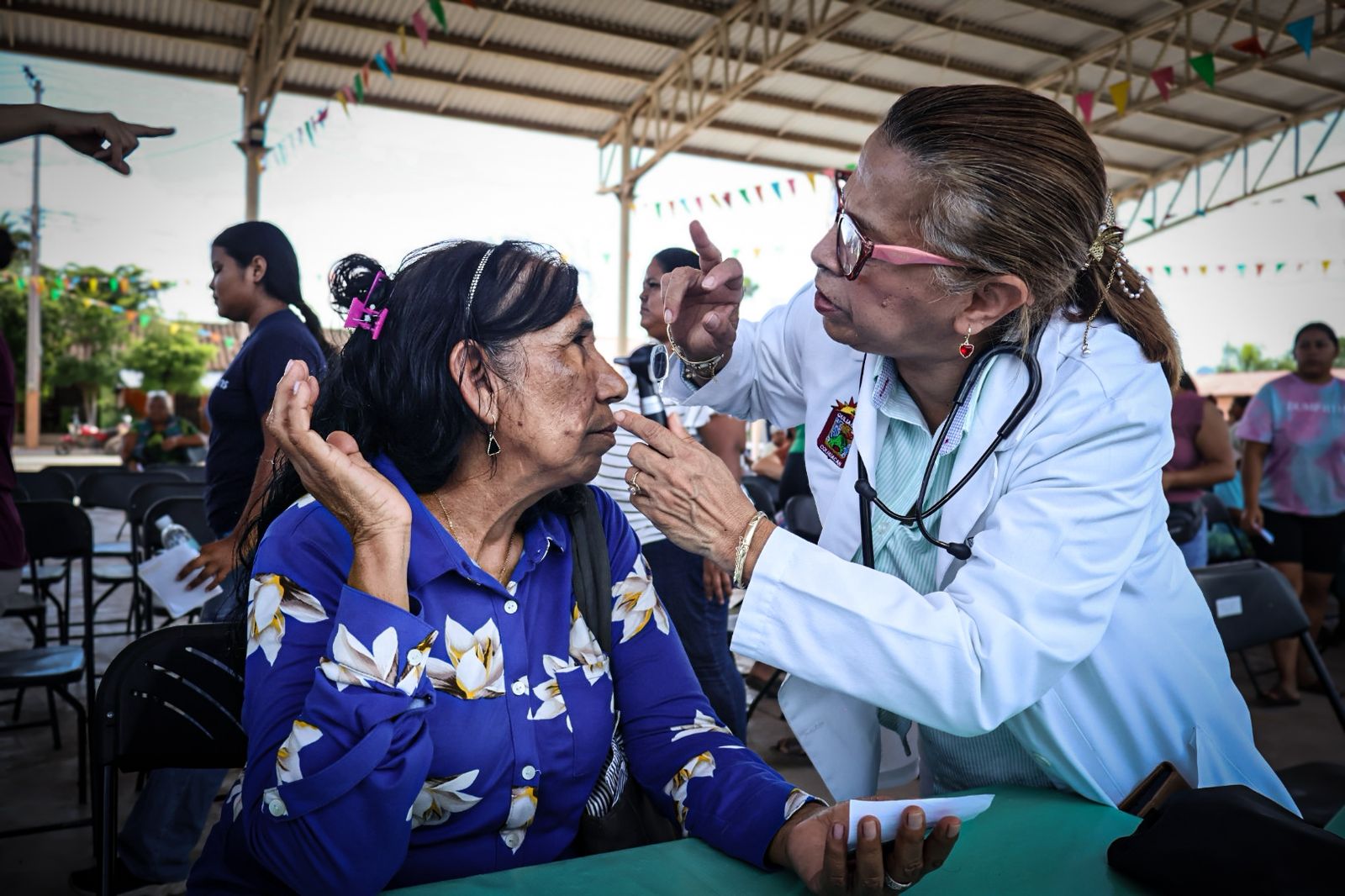 DIF Culiacán lleva brigada de salud y servicios a Higueras de Abuya