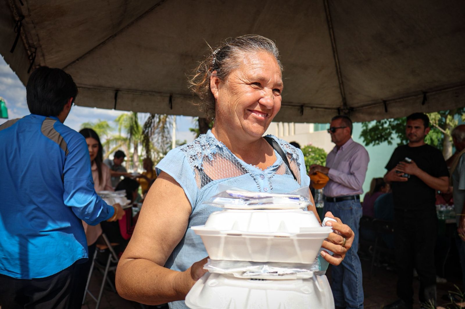 Entrega DIF Culiacán apoyo alimentario a familias del Hospital General a través de la cocina móvil Alajibua