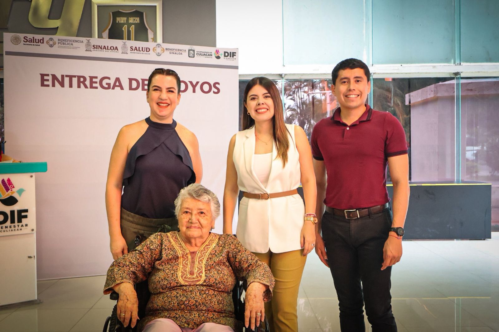 DIF Culiacán y Beneficencia Pública entregan 60 sillas de ruedas en apoyo a personas con discapacidad