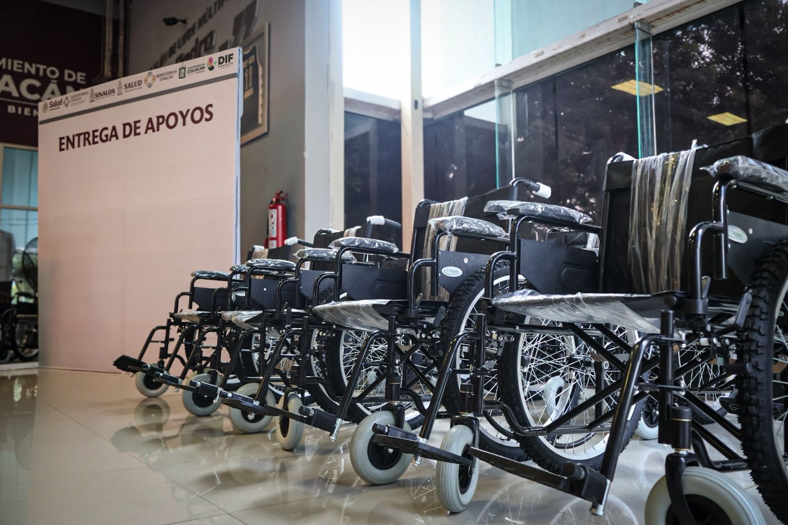 DIF Culiacán y Beneficencia Pública entregan 60 sillas de ruedas en apoyo a personas con discapacidad