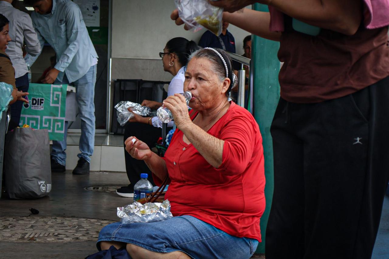 Con alimento caliente y cercanía, DIF Culiacán acompaña a familias en el IMSS Regional 1 este jueves lluvioso