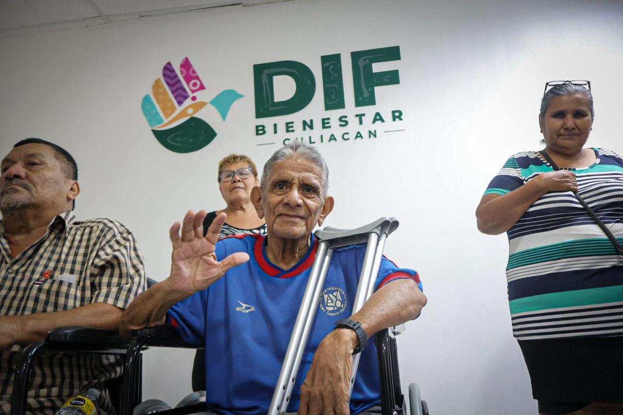 DIF Culiacán entrega sillas de ruedas a personas en situación vulnerable