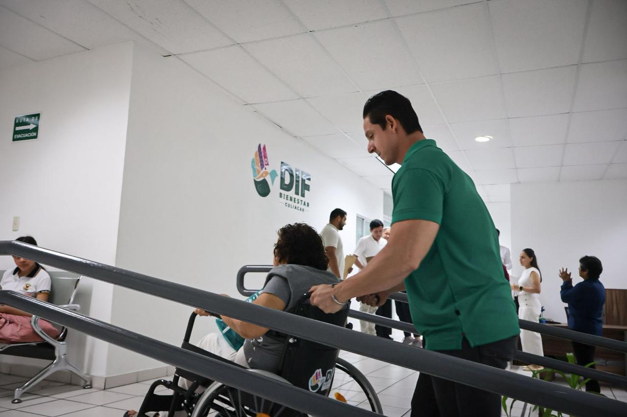 DIF Culiacán entrega sillas de ruedas a personas en situación vulnerable