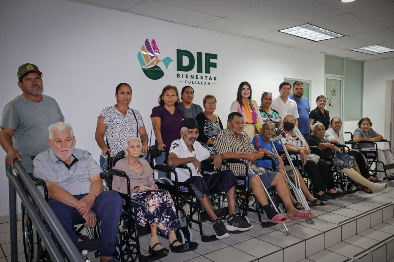 DIF Culiacán entrega sillas de ruedas a personas en situación vulnerable