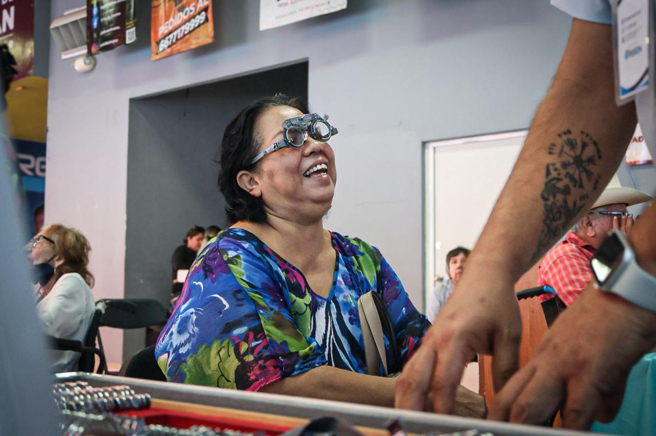 DIF Culiacán y la Beneficencia Pública entregan más de 200 lentes de armazón a personas en situación vulnerable