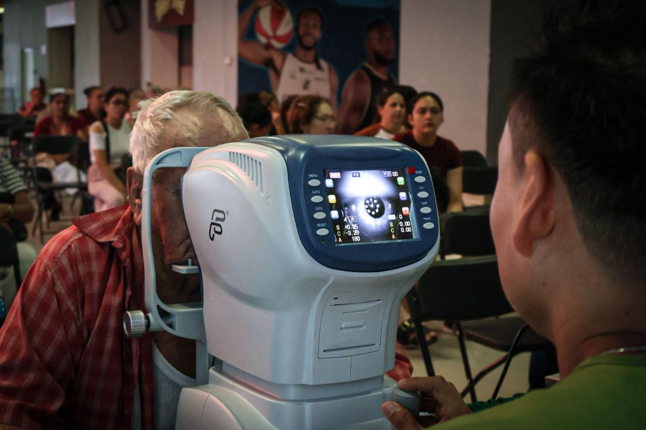 DIF Culiacán y la Beneficencia Pública entregan más de 200 lentes de armazón a personas en situación vulnerable