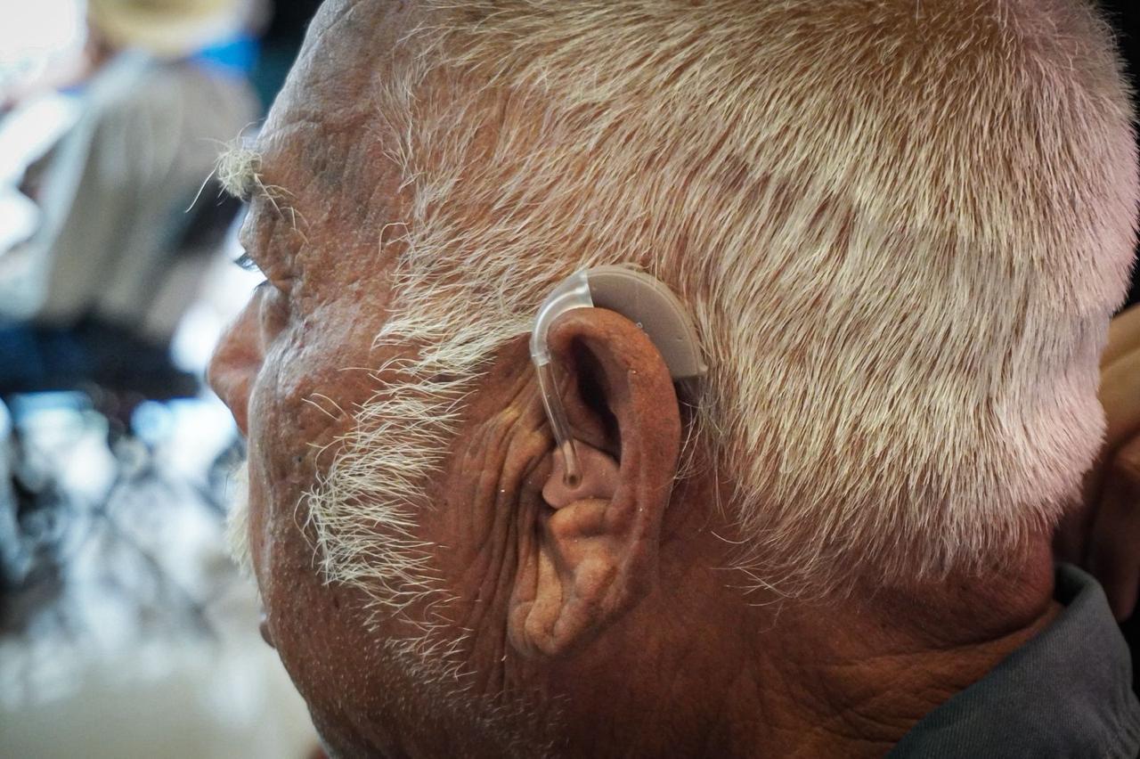 DIF Culiacán y Beneficencia Pública entregan más de 200 aparatos auditivos a personas adultas mayores