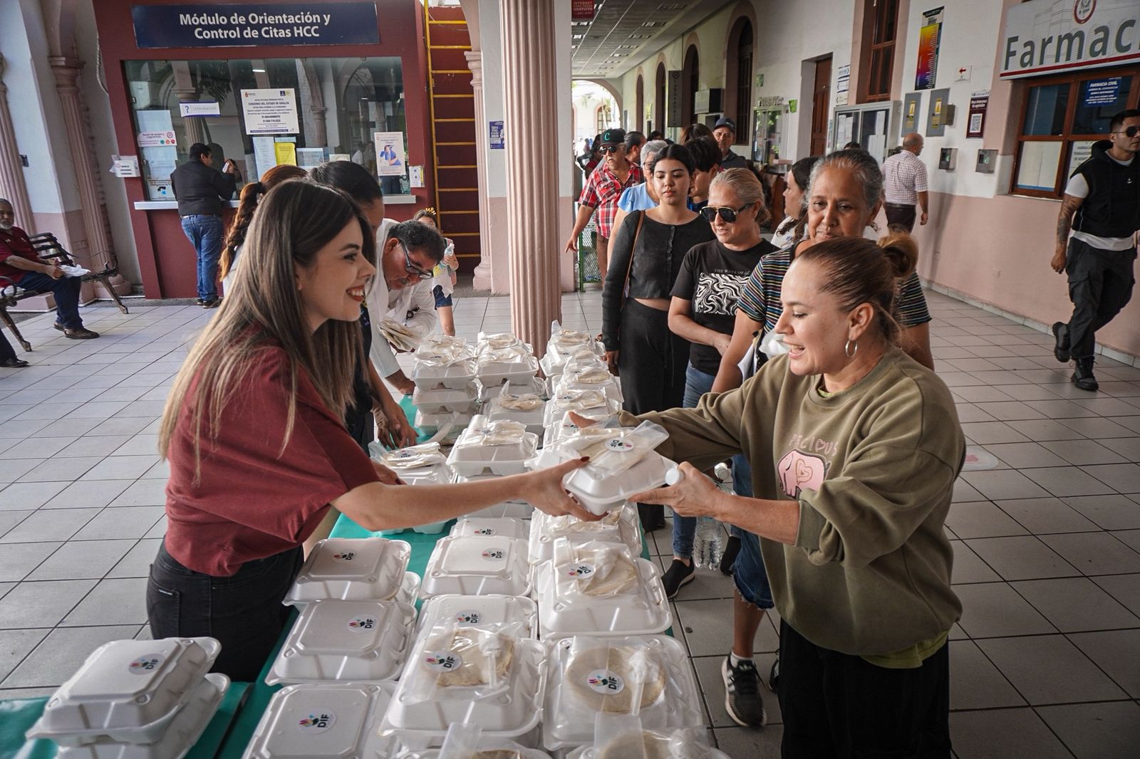 DIF Bienestar Culiacán apapacha con alimento caliente a familias que esperan por sus enfermos en el Hospital Civil