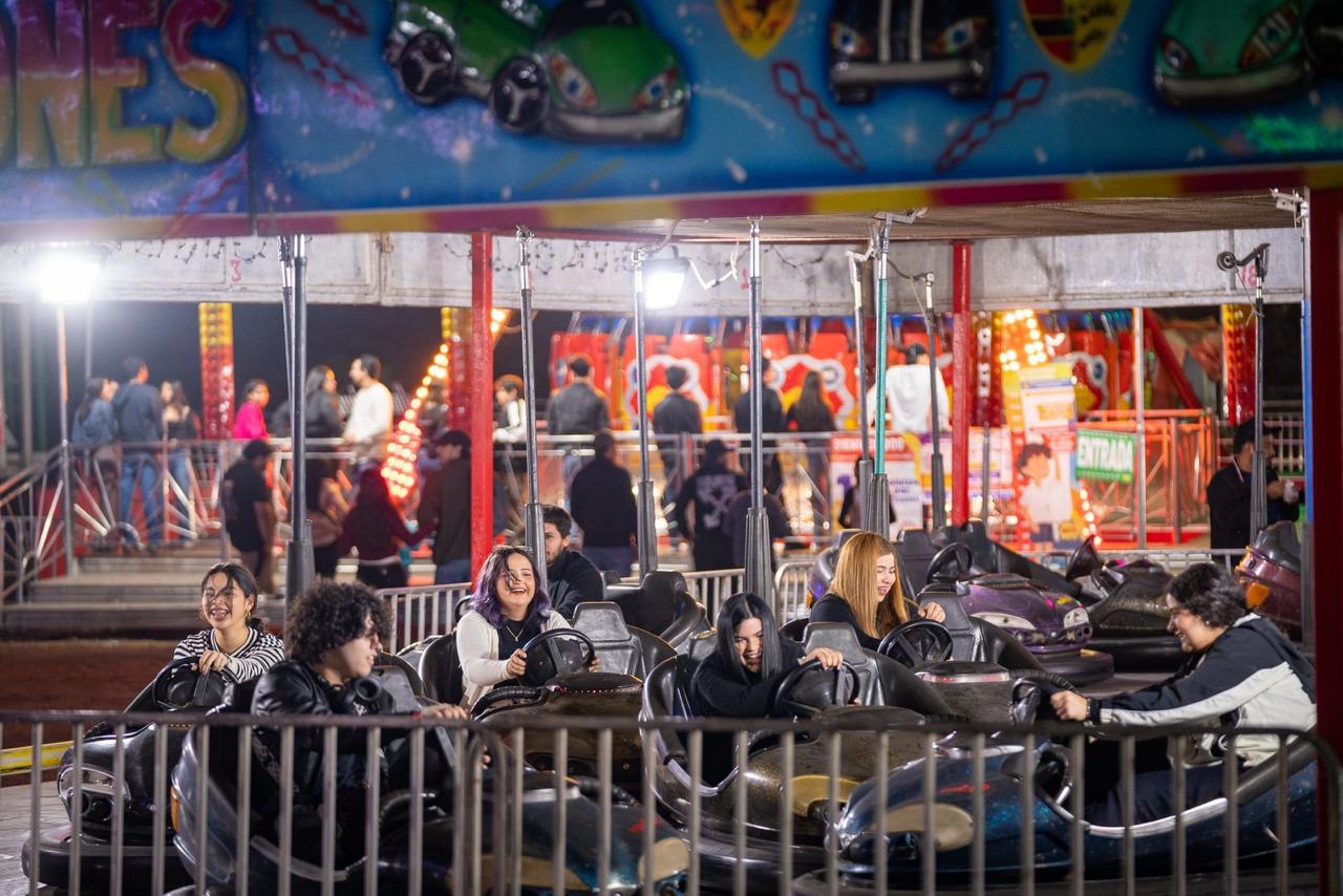 Chicos y grandes disfrutan del mágico show navideño en la Verbena Culiacán 2025