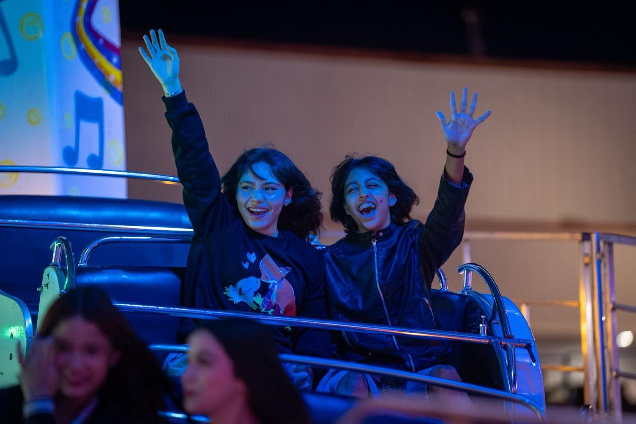 Chicos y grandes disfrutan del mágico show navideño en la Verbena Culiacán 2025