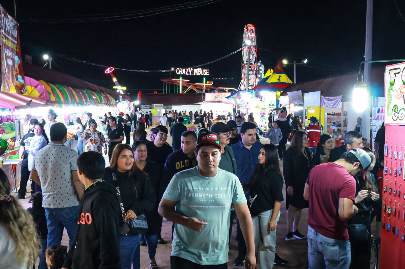 Chicos y grandes disfrutan del mágico show navideño en la Verbena Culiacán 2025