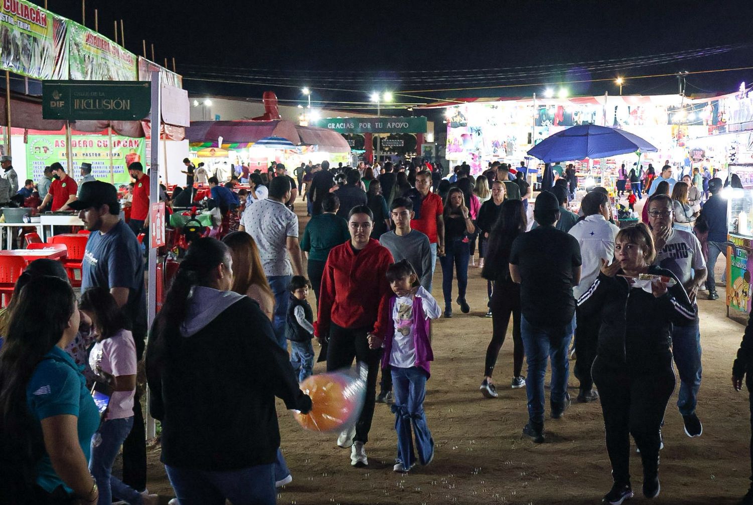 Chicos y grandes disfrutan del mágico show navideño en la Verbena Culiacán 2025