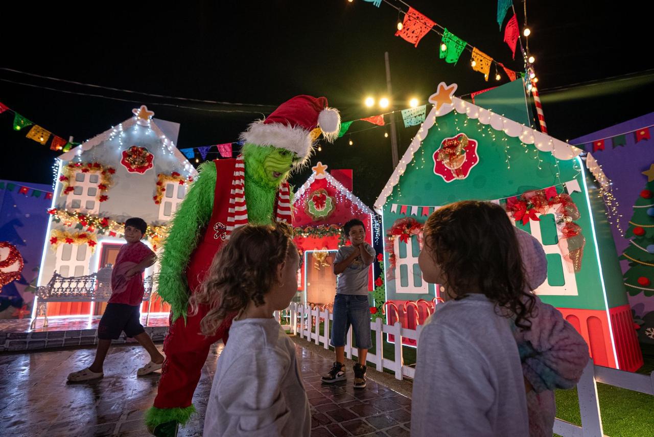 Chicos y grandes disfrutan del mágico show navideño en la Verbena Culiacán 2025