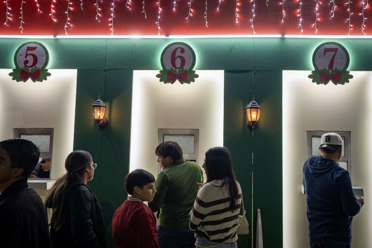 Chicos y grandes disfrutan del mágico show navideño en la Verbena Culiacán 2025