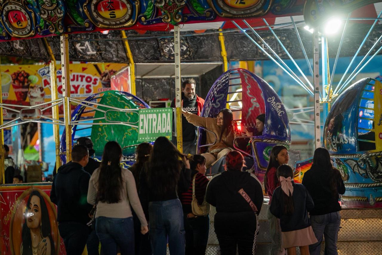 Chicos y grandes disfrutan del mágico show navideño en la Verbena Culiacán 2025