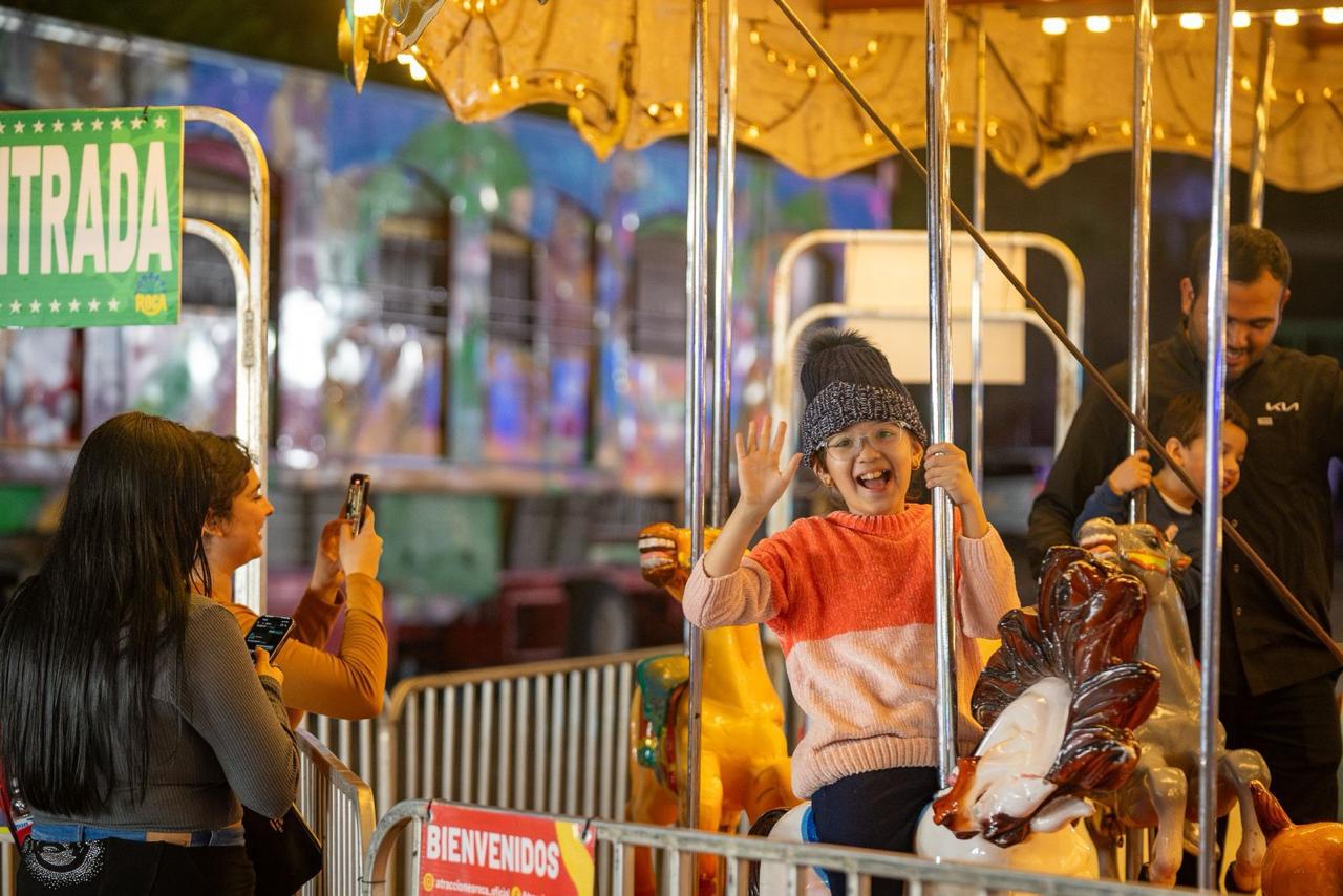 Chicos y grandes disfrutan del mágico show navideño en la Verbena Culiacán 2025