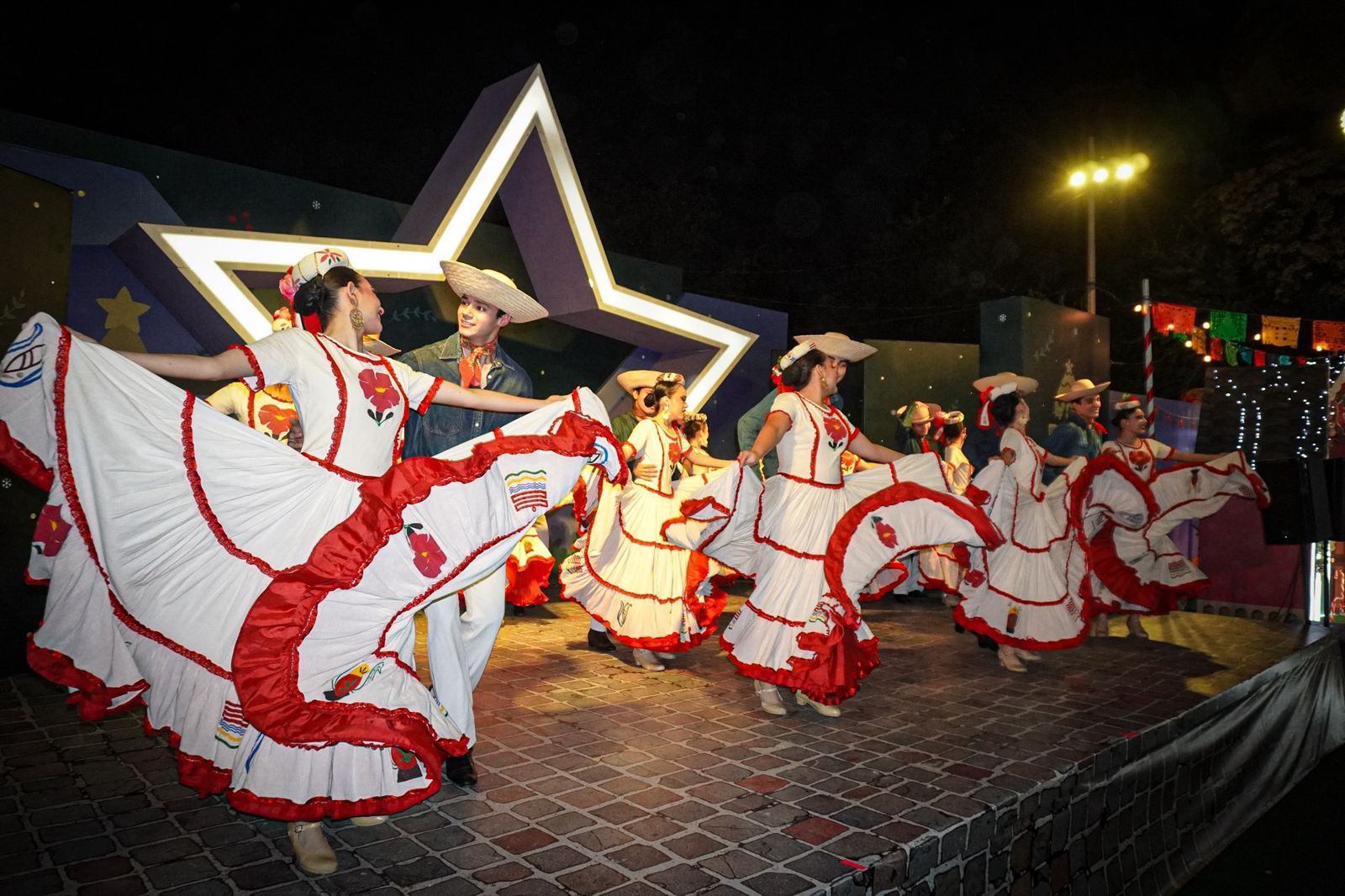 Folclor mexicano llena de color la Verbena Culiacán con la presentación del grupo Jiapsi Xochipilli del CBTIS 224