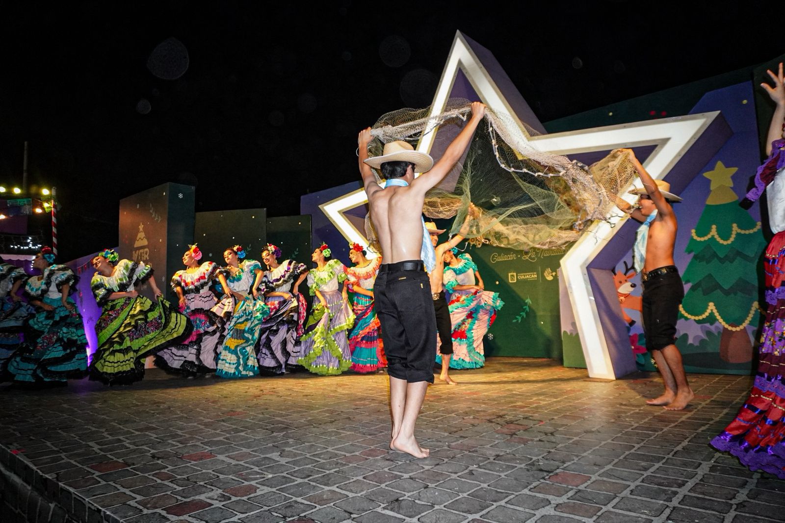 Folclor mexicano llena de color la Verbena Culiacán con la presentación del grupo Jiapsi Xochipilli del CBTIS 224