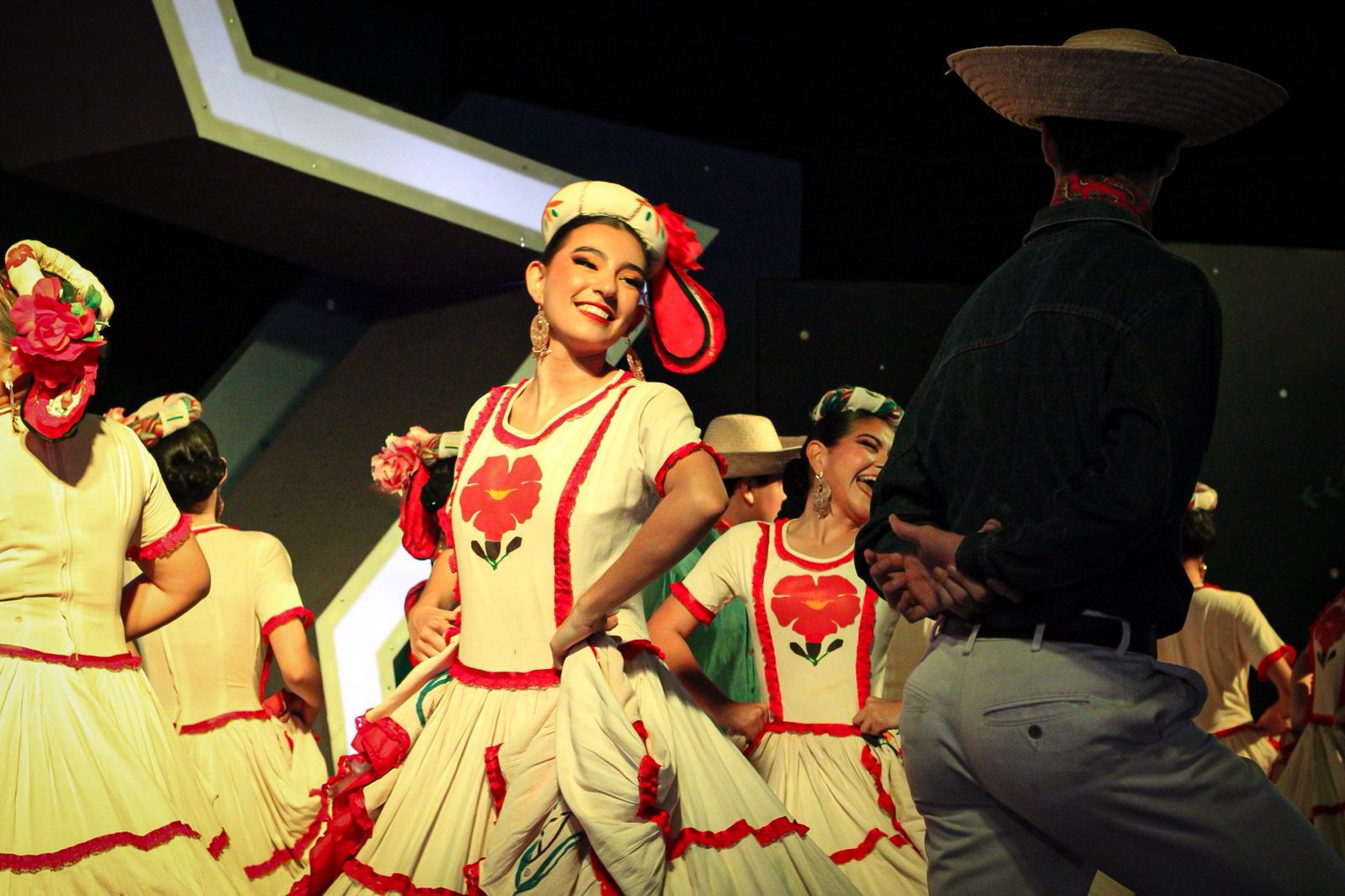 Folclor mexicano llena de color la Verbena Culiacán con la presentación del grupo Jiapsi Xochipilli del CBTIS 224