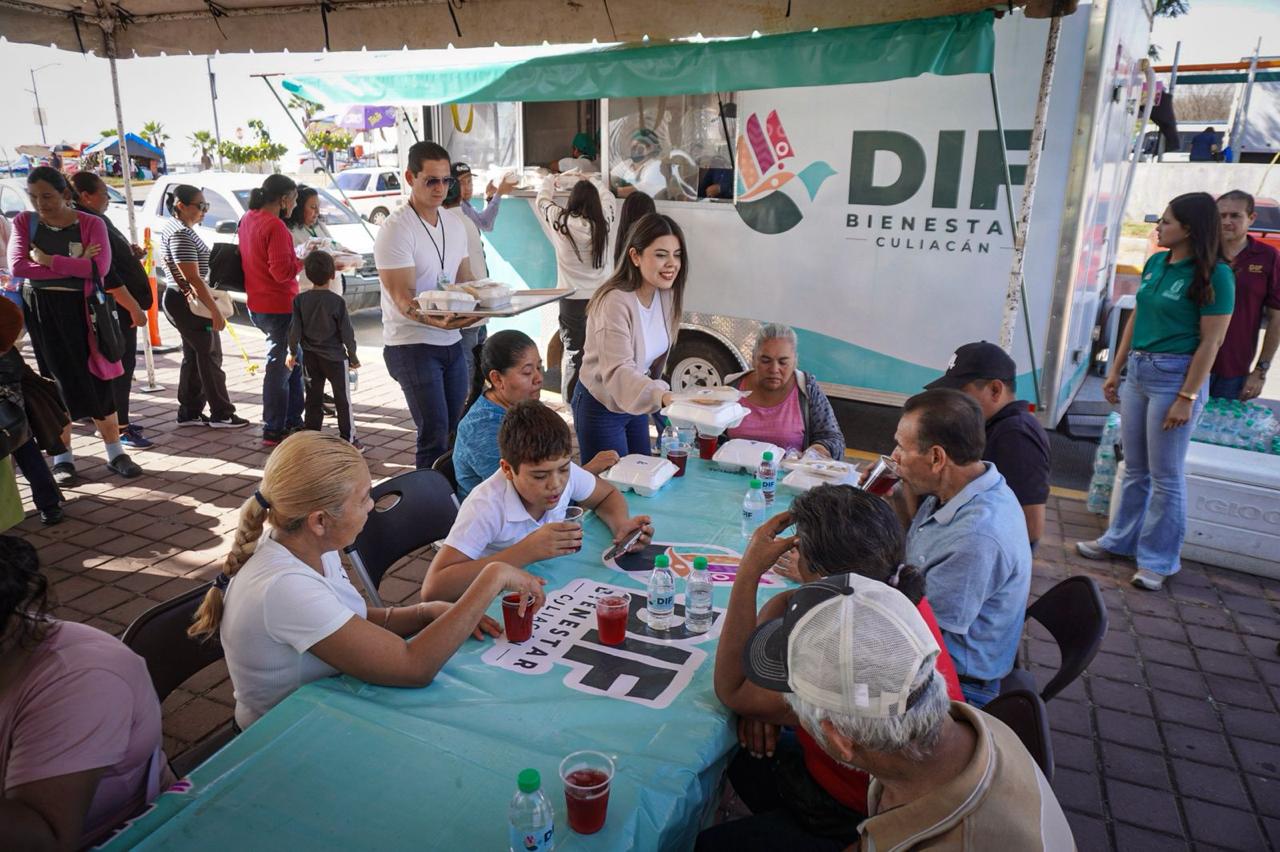 ¡Una mano amiga! DIF Culiacán comparte 300 platillos de alimento caliente a familias en el Hospital General